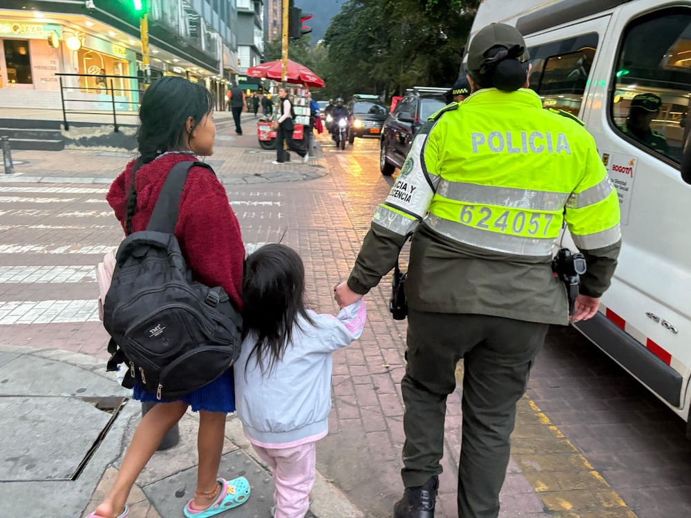 foto mujer y niña de la poblacion embera con policia nacional