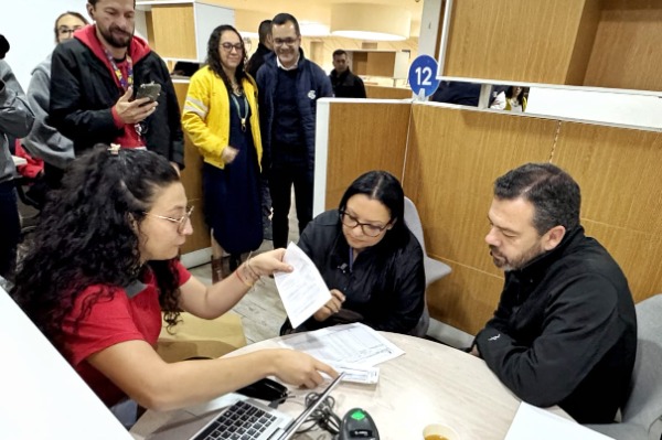 Foto entrega de computadores conexion social alcalde