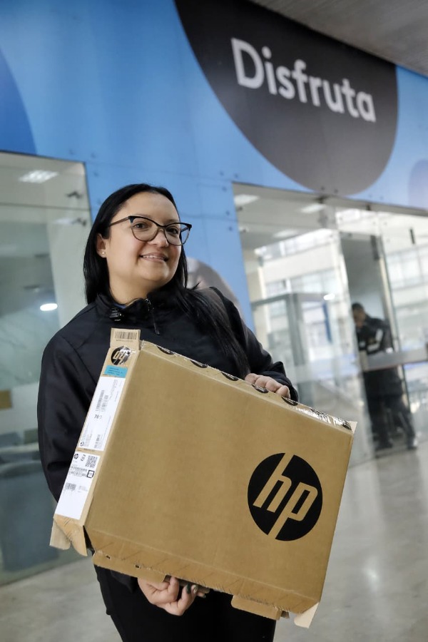 Foto entrega de computadores
