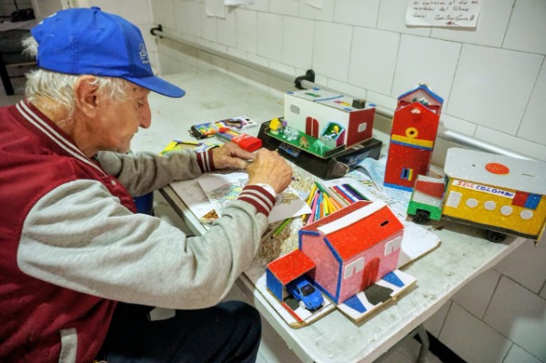 Foto de don Victor con sus materiales