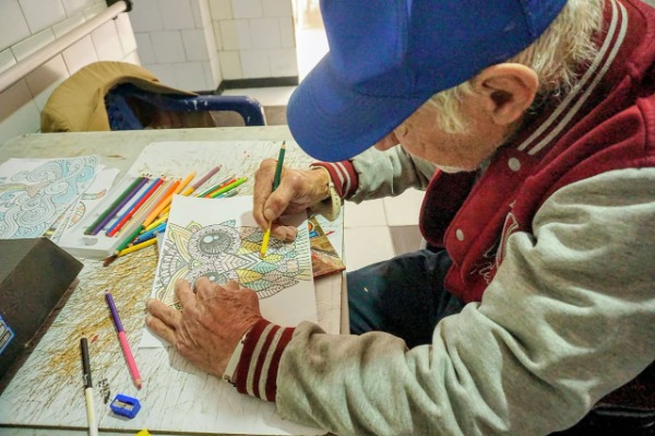 Foto de don Victor y sus artesanias