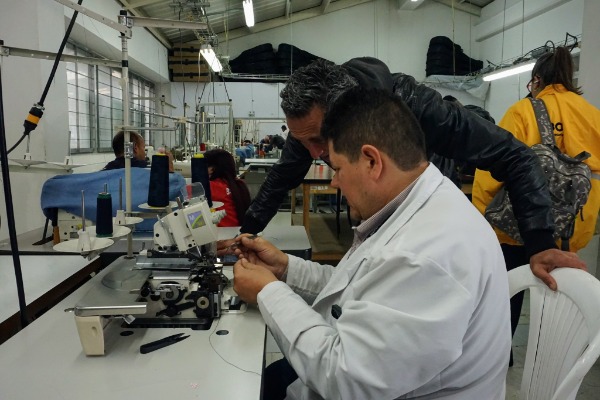 Foto persona mayor en cursos en el CDC Lourdes