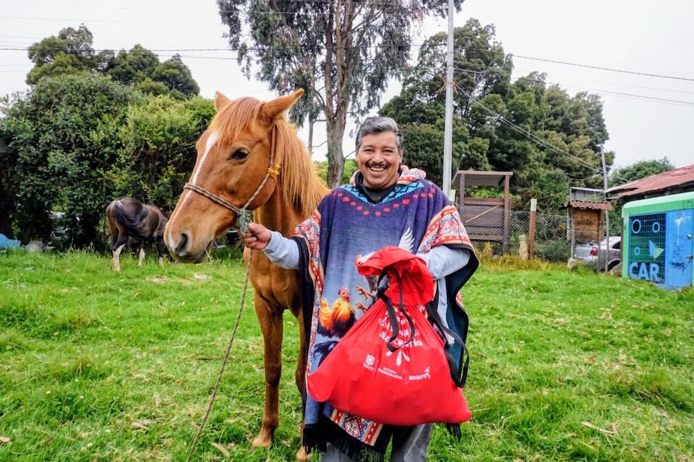 Foto hombre campesino y un caballo