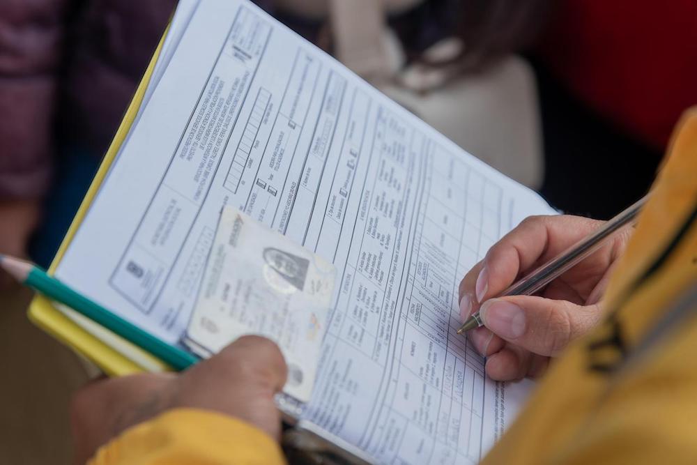 Foto persona diligenciando formulario feria de empleo