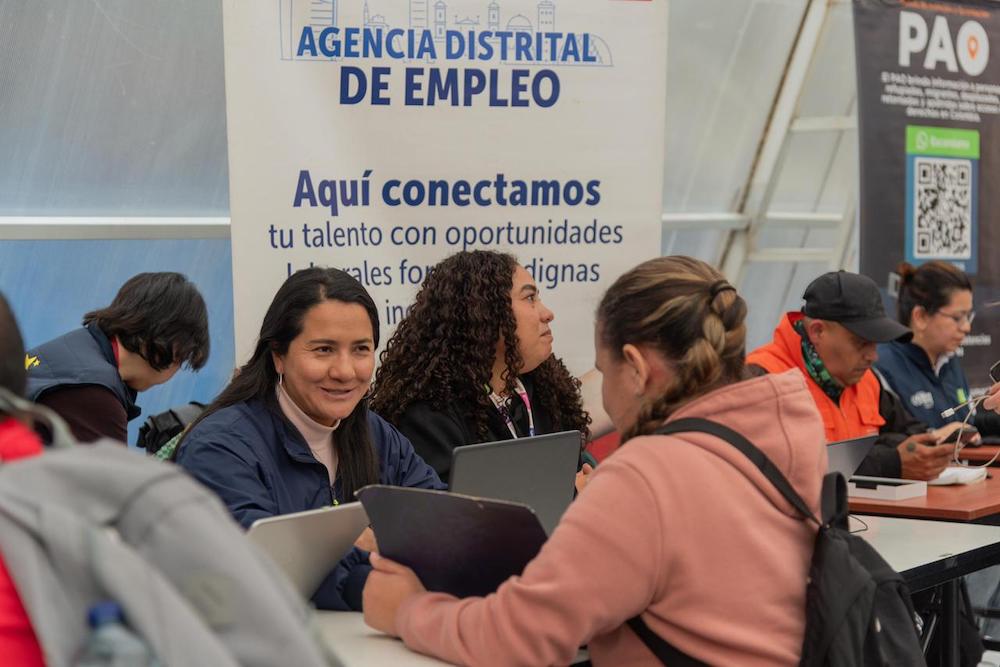 Foto personas participando en feria de empleo