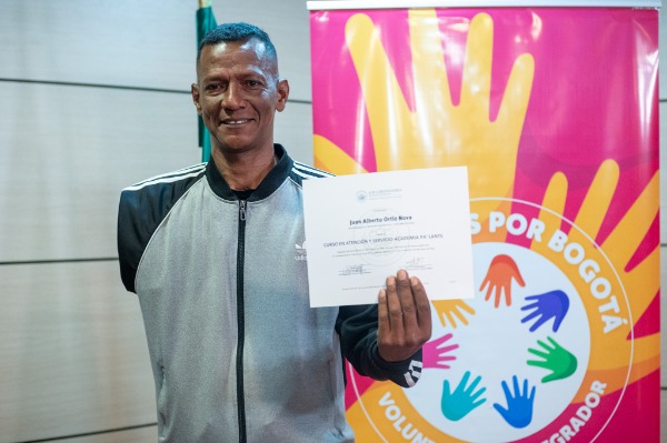 Foto hombre graduado de su formacion en acedemia Pa lante