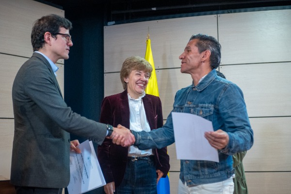 Foto entrega de diplomas formacion acedemia Pa lante 