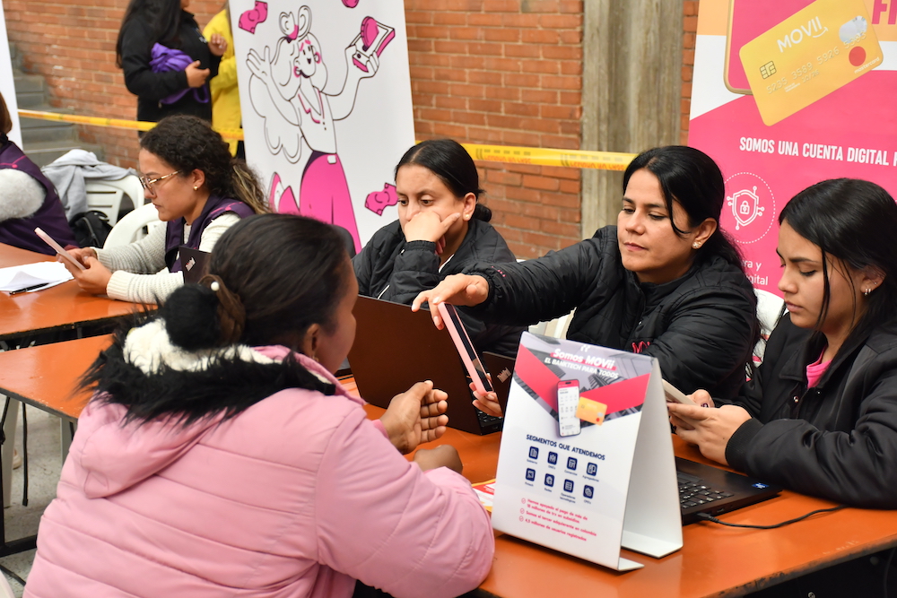 Foto persona mayor en cursos en el CDC Lourdes
