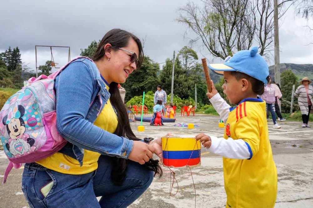 Foto beneficiarios recibiendo paquetes alimenticios