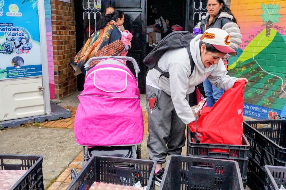 Foto personas recibiendo paquetes alimenticios