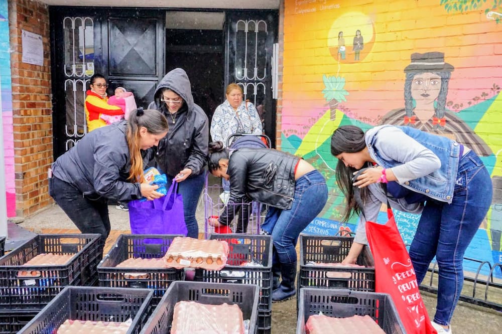 Foto muejeres beneficiarias de paquetes alimenticios usme