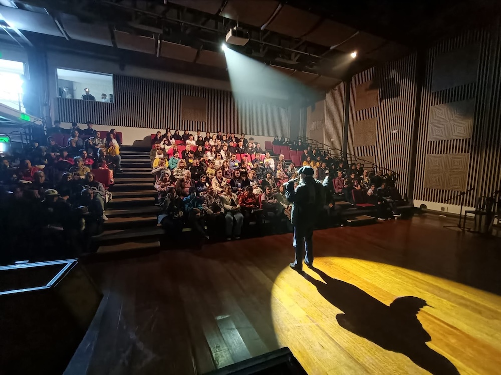 foto panoramica de auditorio donde se presento la obra de teatro