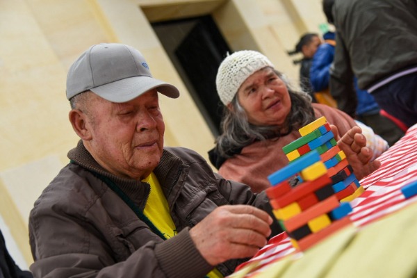 Foto personas adultos mayores centro de cuidado