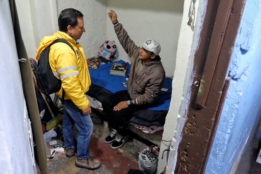 Foto beneficiaria del programa de pagadiario con funcionario SDIS