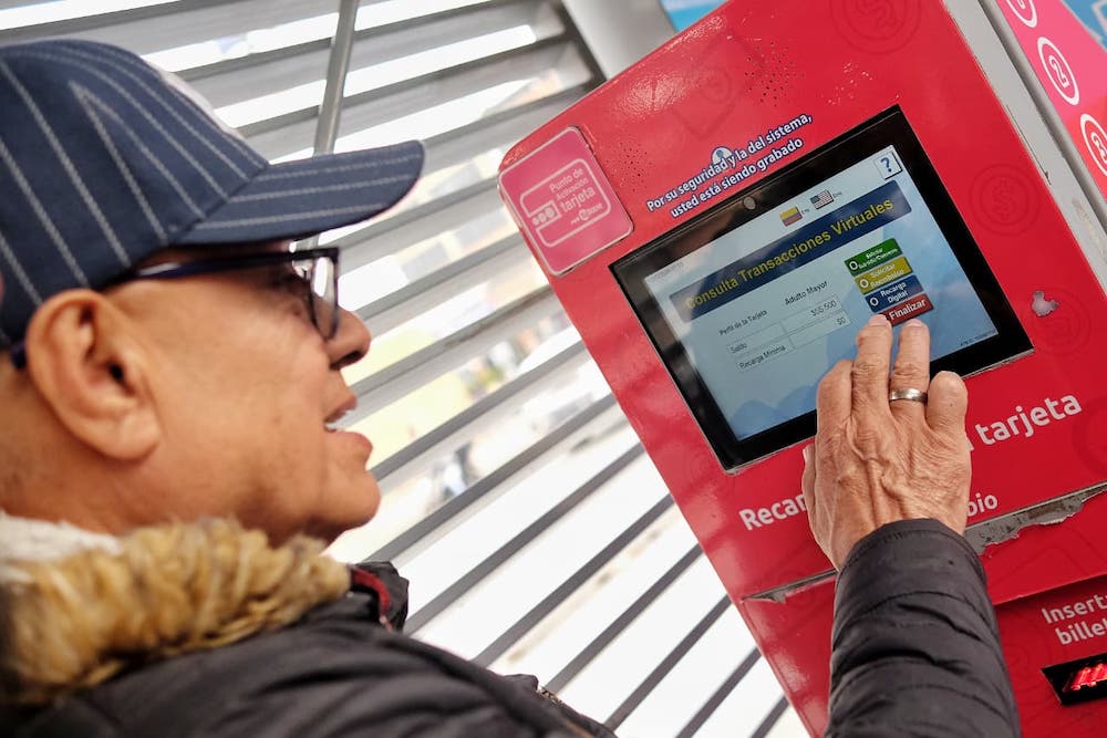 Foto persona adulto mayor beneficiario de la entrega de pasajes gratis