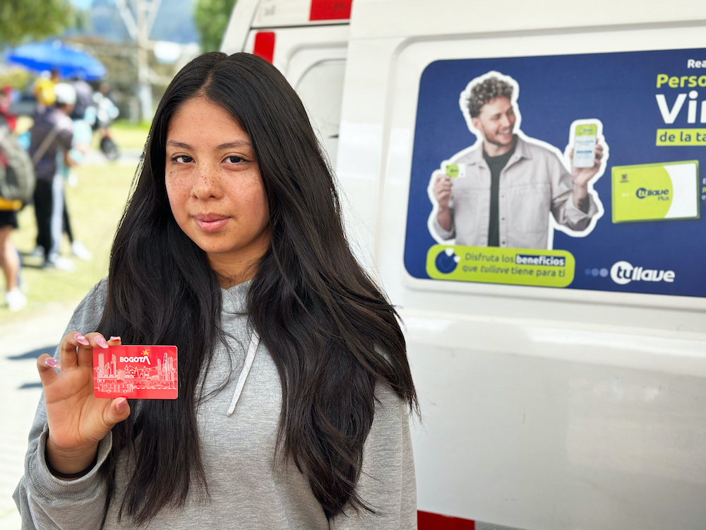 foto persona beneficiaria entrega de pasajes gratis