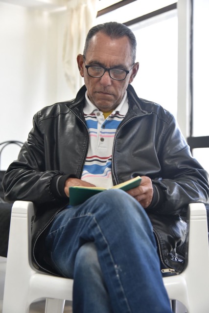 foto Hector leyendo