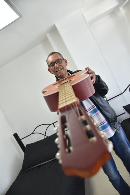 foto Hector con guitarra