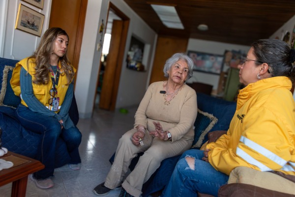 foto mujer adulto mayor con funcionarios SDIS