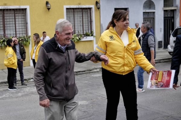 Foto persona adulto mayor con la directora territorial de la SDIS caminando