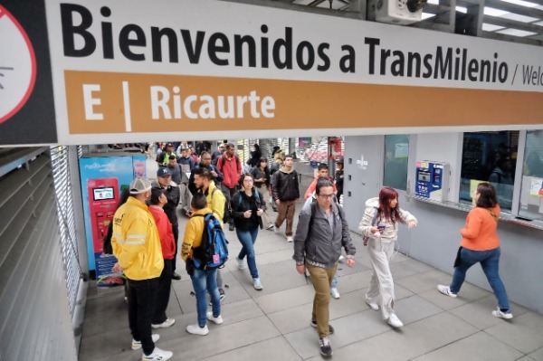 foto de personas caminando en transmilenio y funcionarios SDIS con informacion de recargas