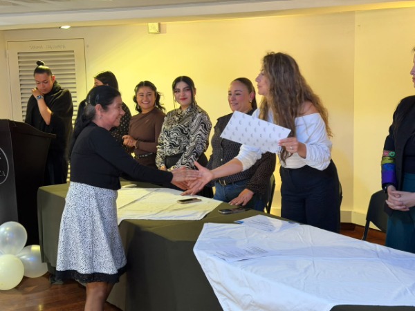 Foto subdirectora de discapacidad entregando diploma de formacion