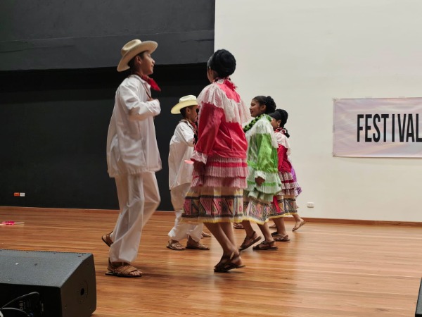 Foto de jovenes bailnado musica folclorica