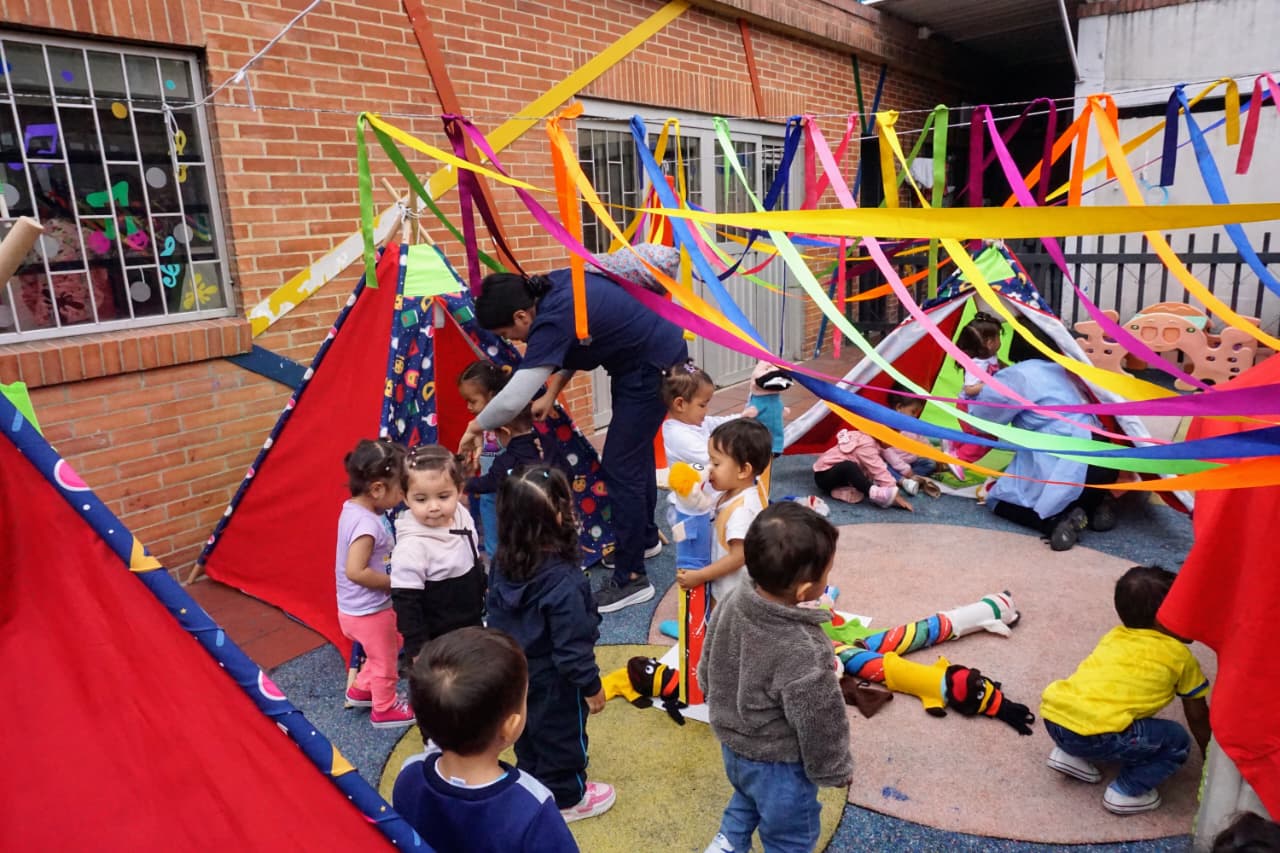Foto de niños y niñas en jardines infantiles