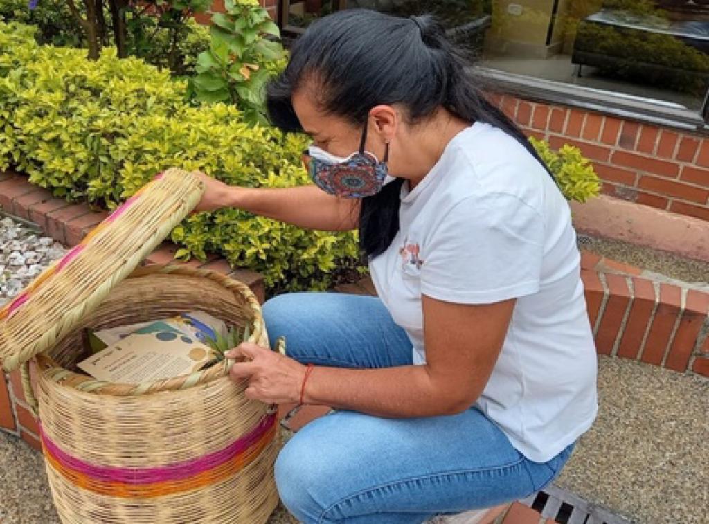 foto de mujer recibiendo mercado