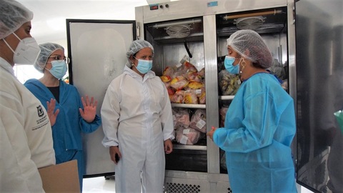 foto de funcionarios con alimentos