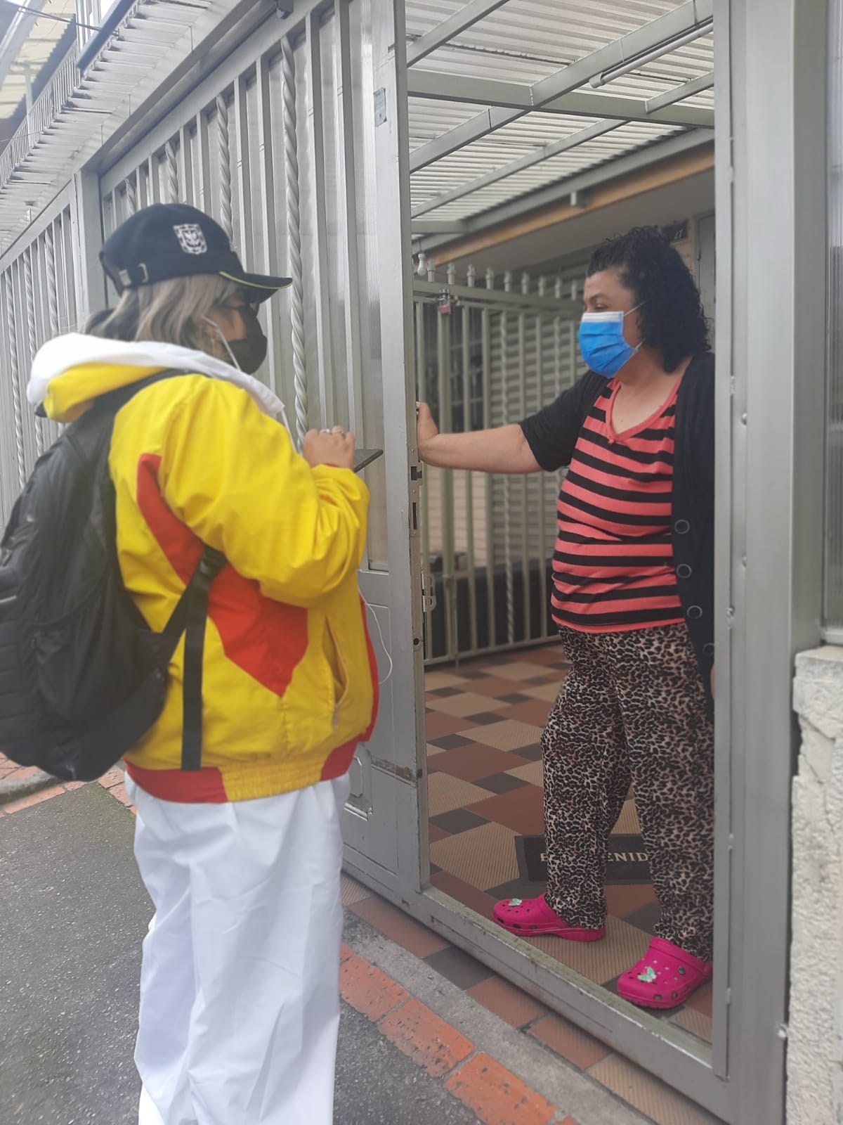 foto de funcionaria bridando ayuda