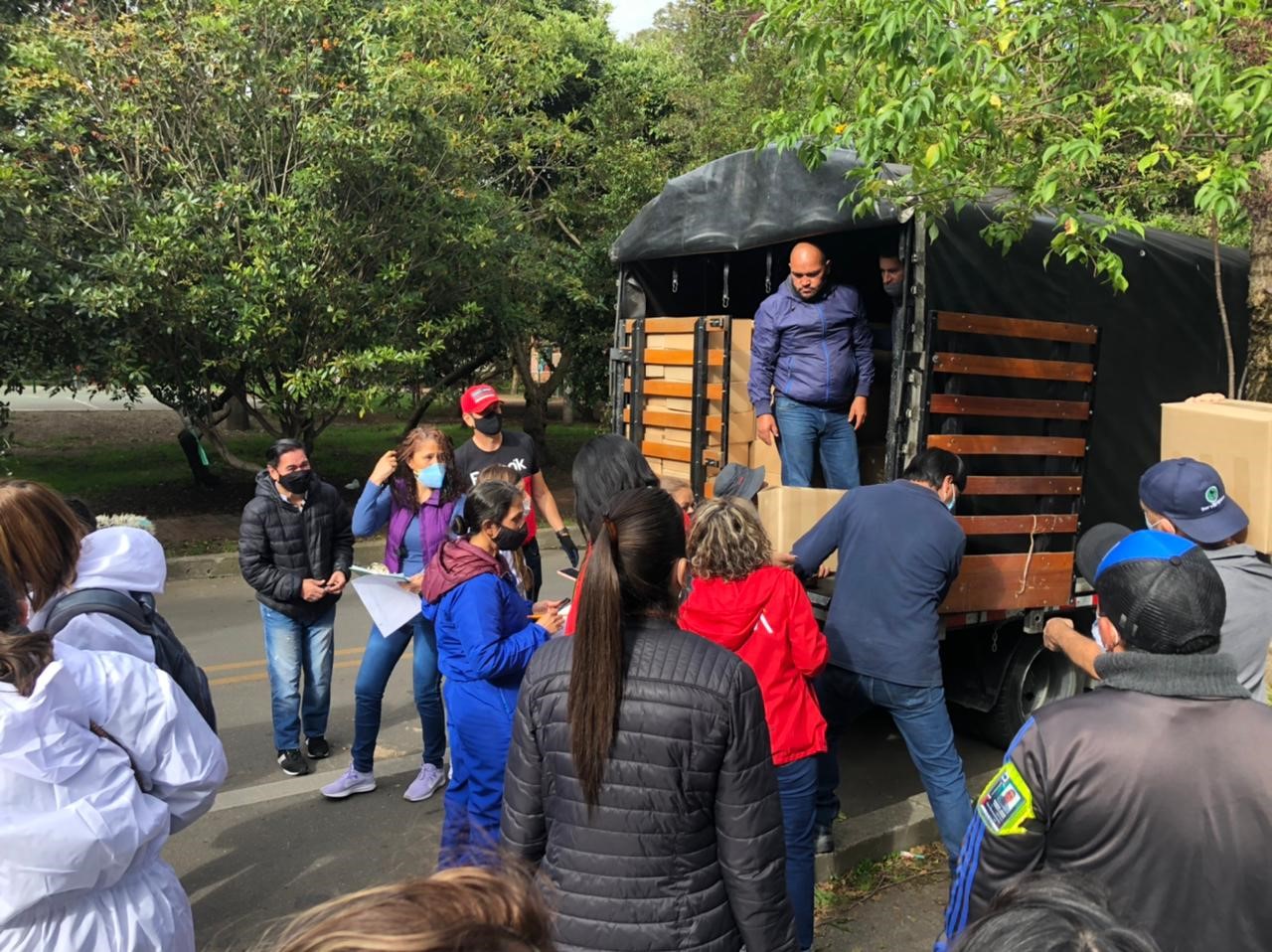 foto de funcionarios recibiendo alimentos que se van a entregar a ciudadania