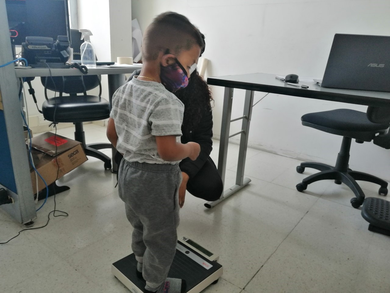 foto de niño al que estan pesando