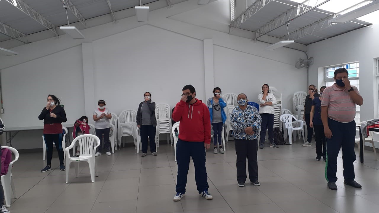 foto de familias recibiendo apoyos