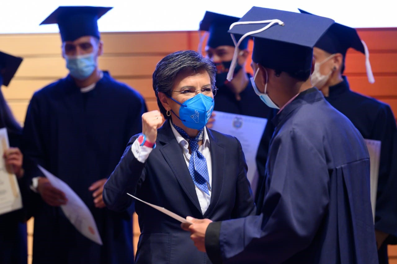 foto de alcaldesa felicitando a graduado