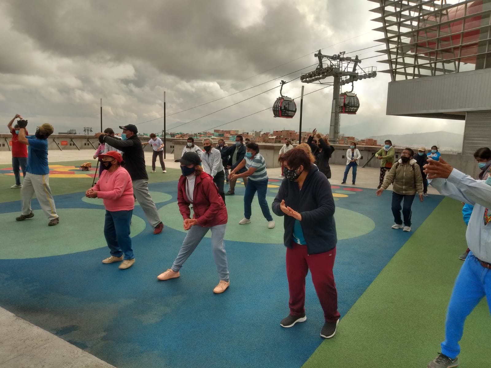 foto de personas mayores haciendo ejercicio