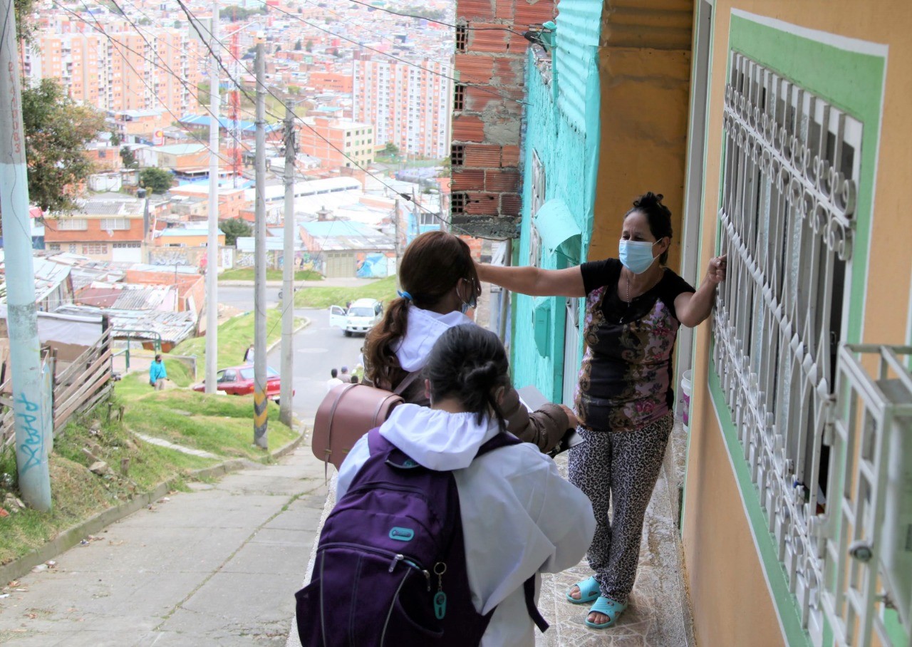 foto de mama recibiendo a sus hijos
