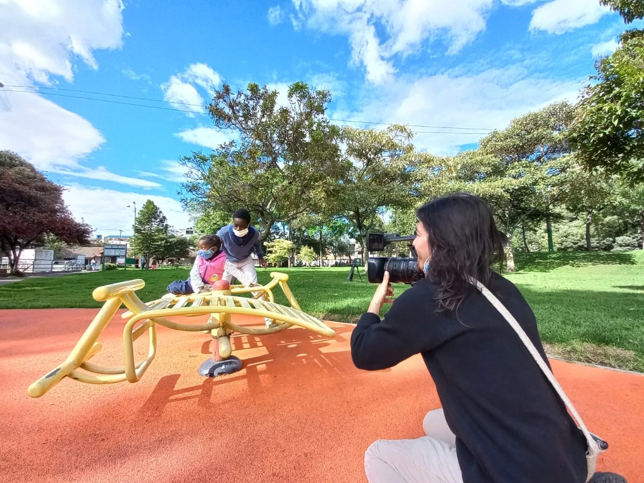 foto de olofi jugando con su hermanita