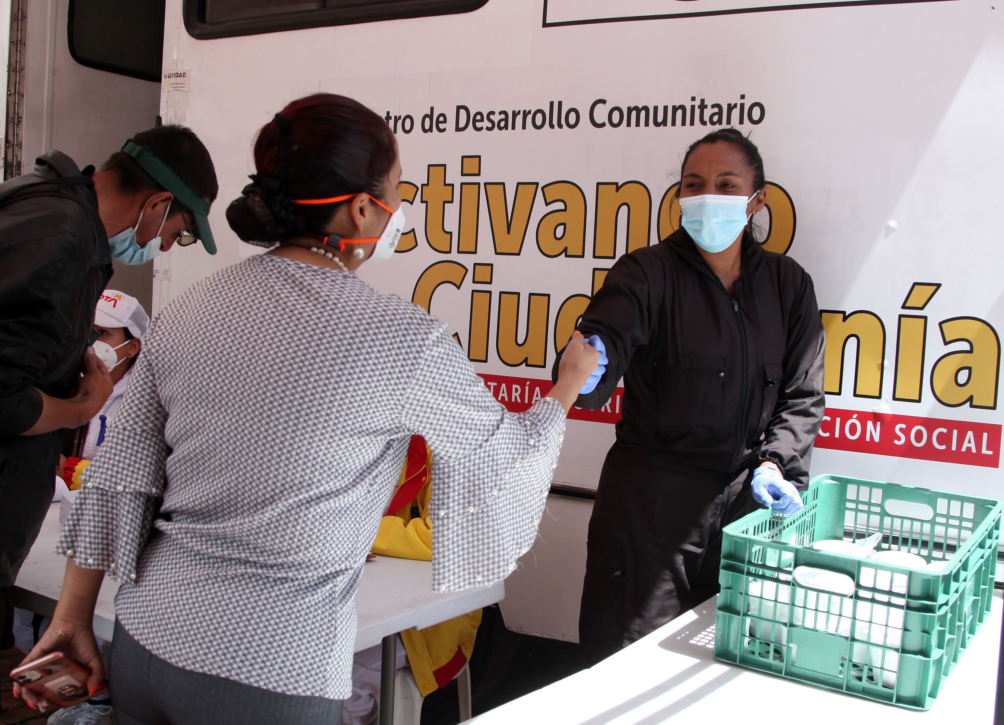 foto de secretaria con beneficiarios