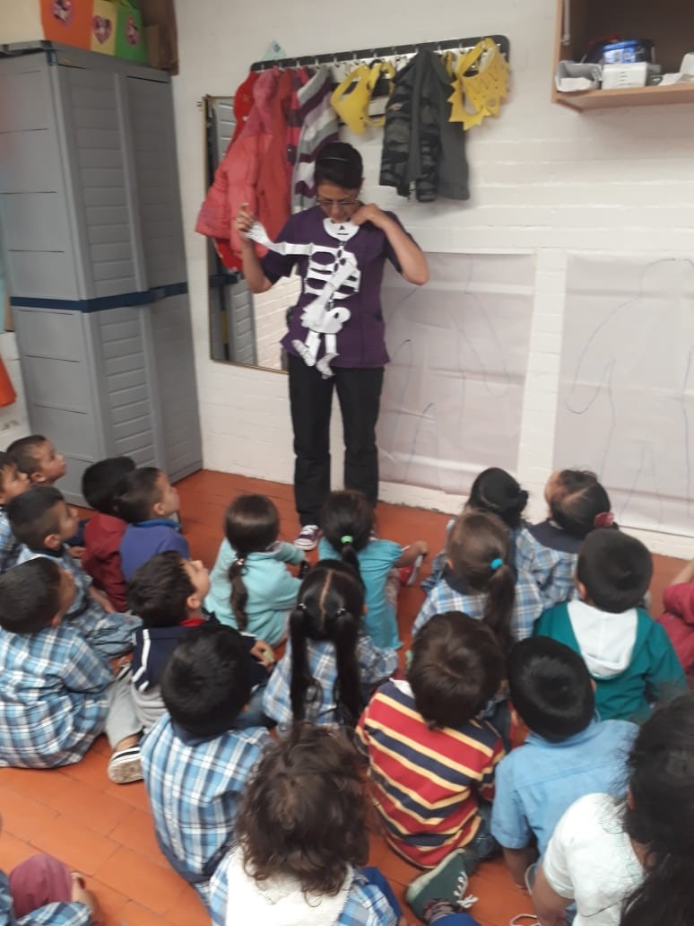 foto de profesora con niños