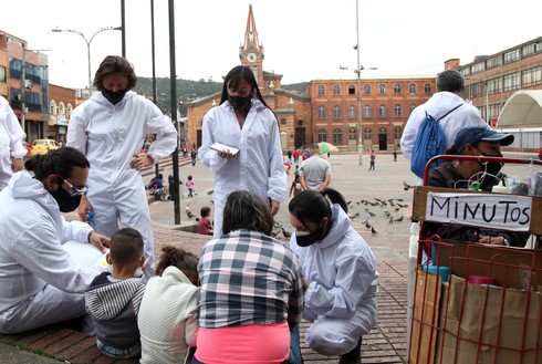 foto de tropa social en la calle