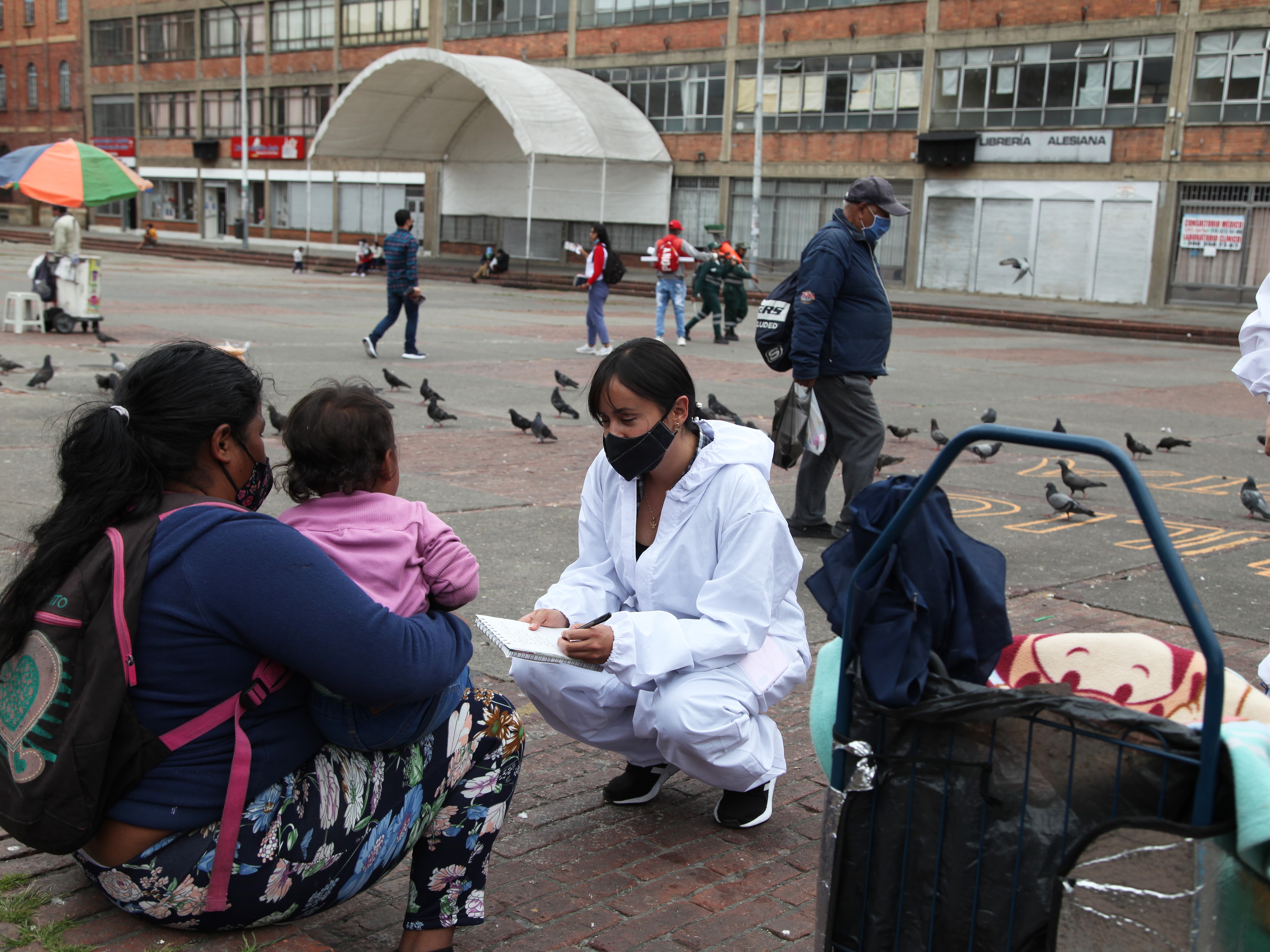 foto de mujer recibiendo ayuda