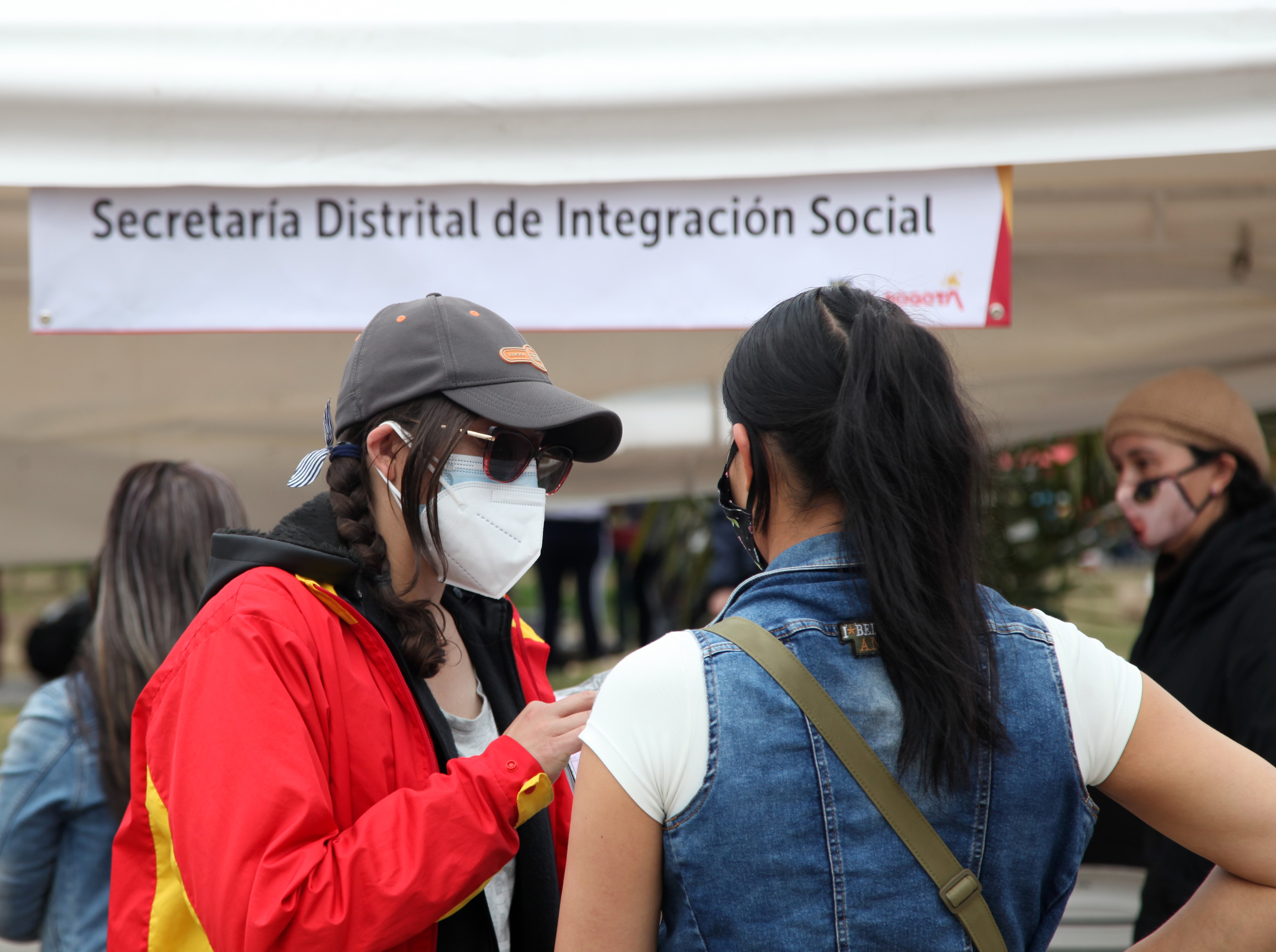 foto de funcionaria con usuaria