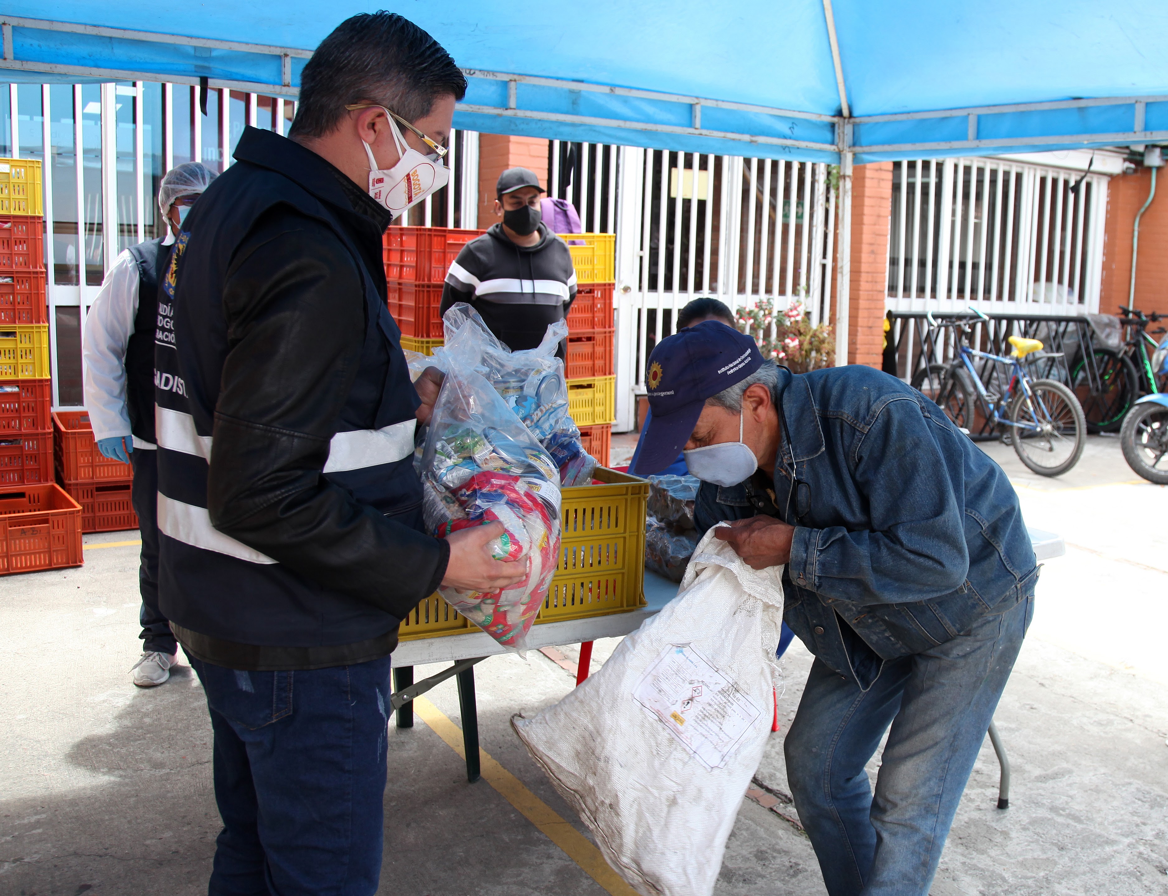 foto de persona mayor recibiendo mercado