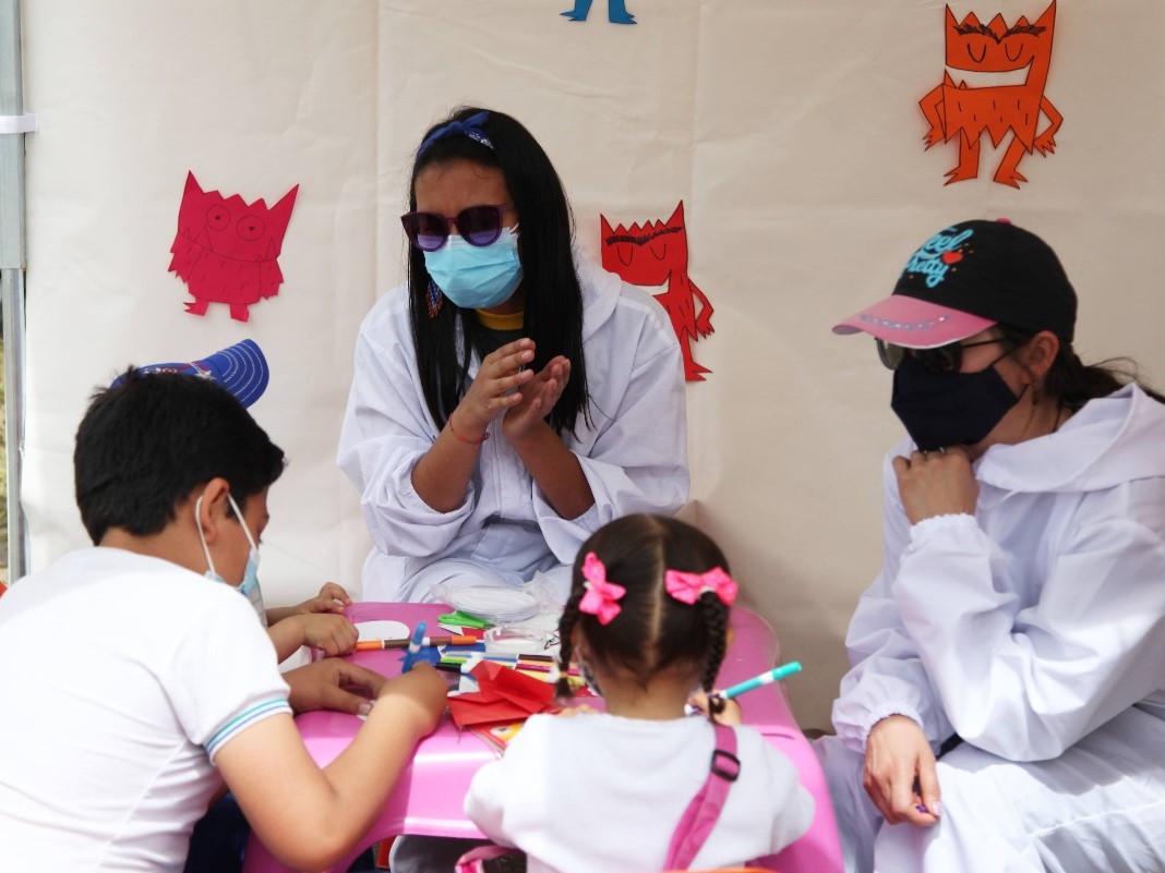 foto de funcionarios con niños