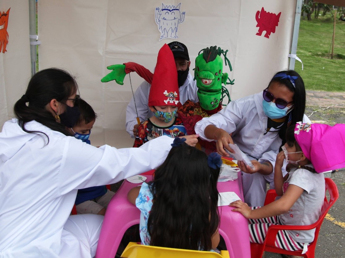 foto de niños y niñas jugando