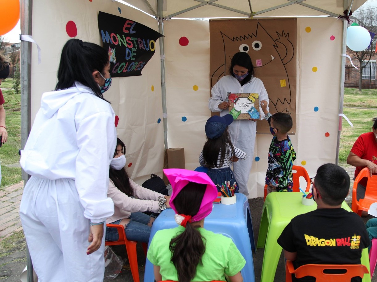 foto de niños pintando