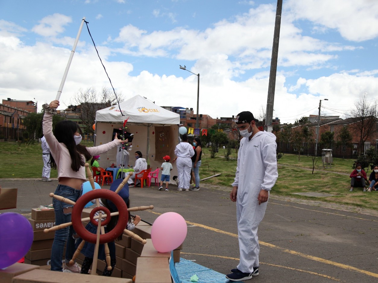 foto de funcionarios jugando con niños y niñas