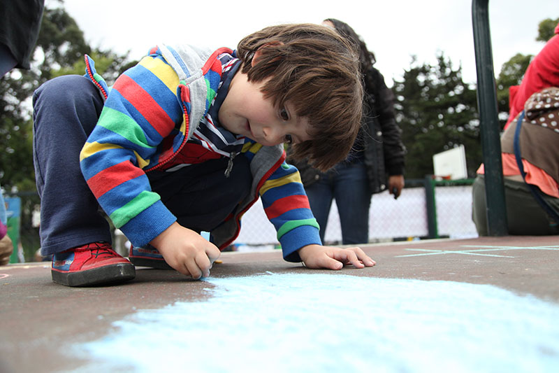 Fotos de niños jugando