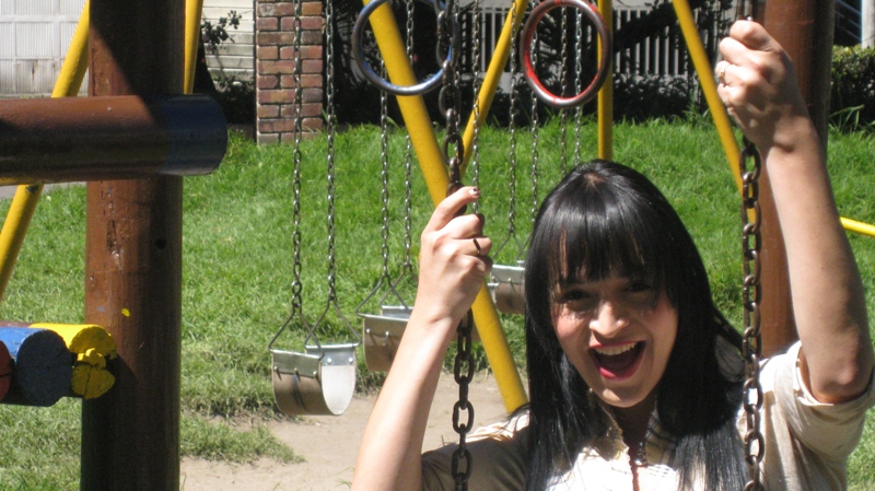 Foto de niña jugando en el parque
